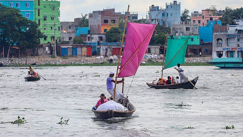 ঢাকার কেরাণীগঞ্জে বুড়িগঙ্গা নদীর মিল ব্যারাক ঘাট এলাকায় পালতোলা নৌকায় যাত্রী নিয়ে ছুটছেন মাঝিরা