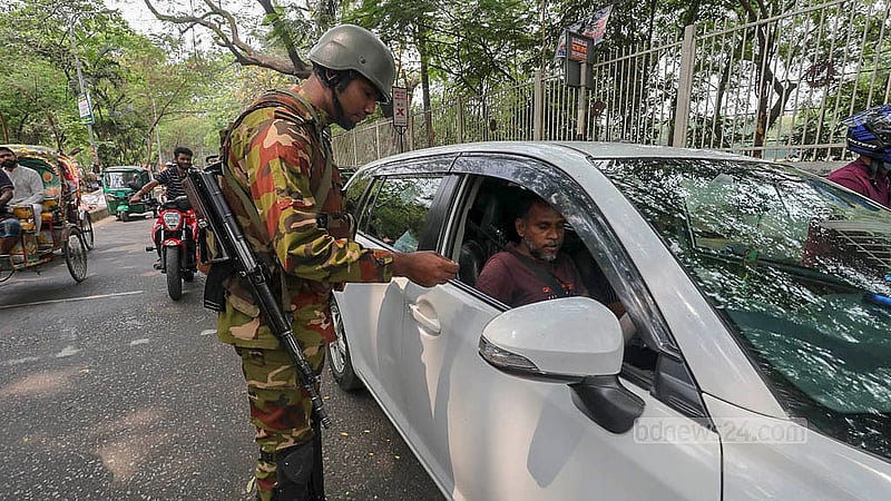 বুয়েট এলাকায় শুক্রবার যৌথবাহিনীর সদস্যরা সড়কে চেকপোস্ট বসিয়ে বিভিন্ন যানবাহনের কাগজপত্র যাচাই করেন