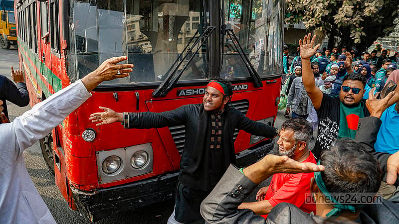 পিলখানা হত্যাকাণ্ডের মামলায় কারাগারে থাকা বিডিআর সদস্যদের মুক্তির দাবিতে তাদের স্বজনরা বৃহস্পতিবার দুপুরে শাহবাগে বিক্ষোভ করেন; মোড় অবরোধ করে বন্ধ করে দেন সব ধরনের যানবাহন চলাচল