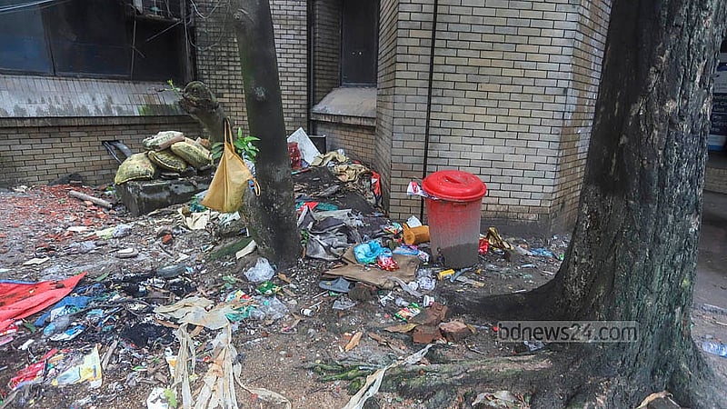 রাজধানীর মাতুয়াইল শিশু মাতৃসদন হাসপাতালের চারদিক ঘেরা। আর ভবনের সামনে খোলা মাঠে জমে রয়েছে ময়লা-আবর্জনা
