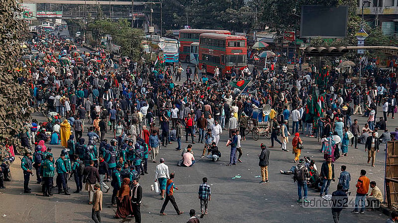 পিলখানা হত্যাকাণ্ডের মামলায় কারাগারে থাকা বিডিআর সদস্যদের মুক্তির দাবিতে তাদের স্বজনরা বৃহস্পতিবার দুপুরে শাহবাগে বিক্ষোভ করেন; মোড় অবরোধ করে বন্ধ করে দেন সব ধরনের যানবাহন চলাচল