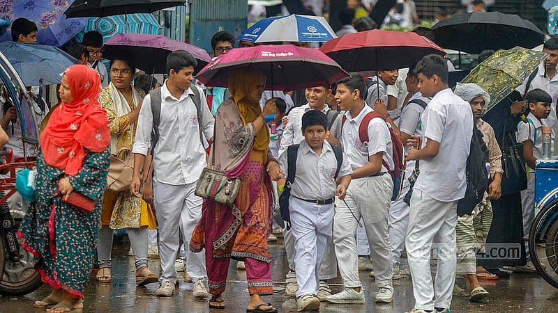 ছুটির পর মঙ্গলবার দুপুরে বৃষ্টি মাথায় বাড়ি ফেরেন রাজধানীর মতিঝিল বালক উচ্চ বিদ্যালয় শিক্ষার্থীরা