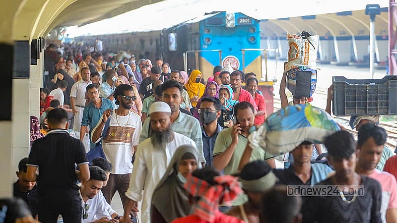কোরবানি ঈদ উদযাপন শেষে ঢাকায় ফিরছে মানুষ। মঙ্গলবার কমলাপুর রেলওয়ে স্টেশনে দেখা যায় ফিরতি যাত্রার মানুষের ভিড়