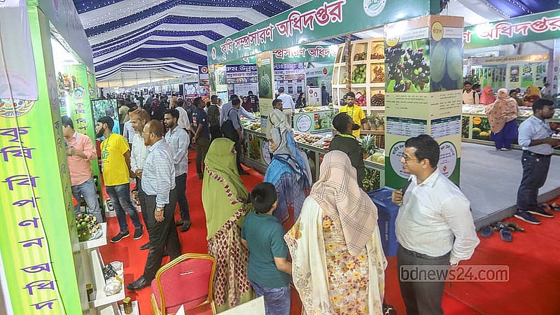 রাজধানীর কৃষিবিদ ইনস্টিটিউশনে জাতীয় ফল মেলায় বিভিন্ন ফলের পসরা সাজিয়েছেন বিক্রেতারা