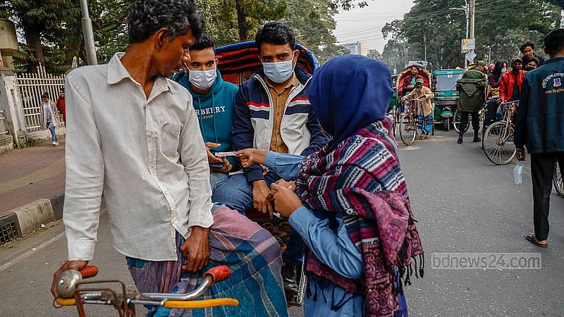 ঢাকা বিশ্ববিদ্যালয়ের প্রবেশপথ কেন্দ্রীয় শহীদ মিনার অংশে শুক্রবার বিকালে রিকশা দিয়ে প্রবেশের সময় শিক্ষার্থীদের পরিচয়পত্র দেখতে চাওয়া হয়