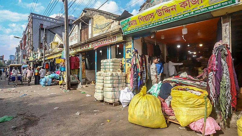 পুরান ঢাকার সদরঘাট এলাকায় পুরনো কাপড়ের রয়েছে ২০-২৫টি পাইকারি দোকান