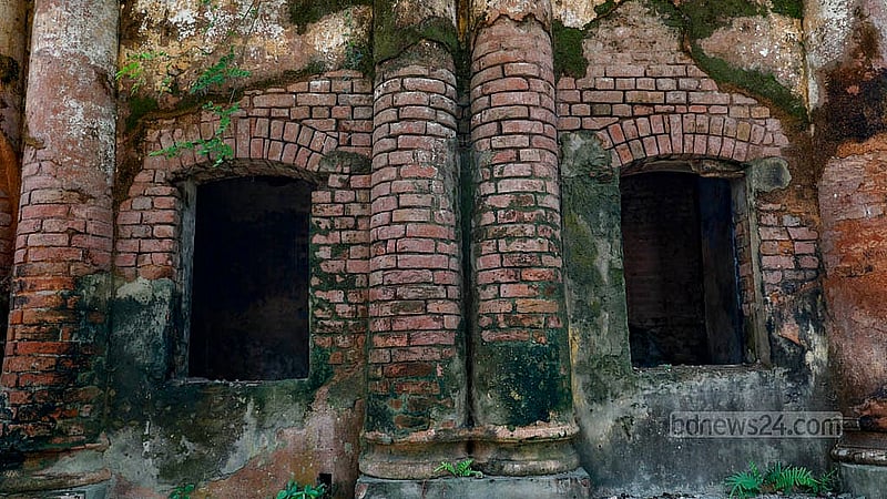 ইট, চুন, সুড়কি দিয়ে বানানো চারআনি জমিদার বাড়ির বাইরে কেবল কয়েকটি পিলার দাঁড়িয়ে আছে। এটি যে একসময়ের জমিদার রূপেন্দ্র নারায়ণের বাড়ি তা দেখে আর বোঝা যায় না
