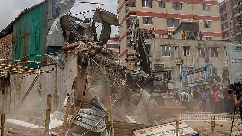 রাজধানীর মোহাম্মদপুরে খাল এবং সড়কের জায়গা দখল করে গড়ে তোলা খামার সাদিক অ্যাগ্রো উচ্ছেদে বৃহস্পতিবার অভিযান চালায় ঢাকা উত্তর সিটি করপোরেশন (ডিএনসিসি)