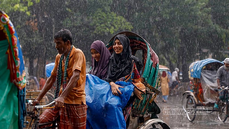 হঠাৎ বৃষ্টি নামলে রিকশার হুড না তুলেই ভিজতে চেয়েছেন তারা। ঢাকায় পরপর দুই দিনের বৃষ্টিতে উচ্ছ্বাস প্রকাশ করেন অনেকেই