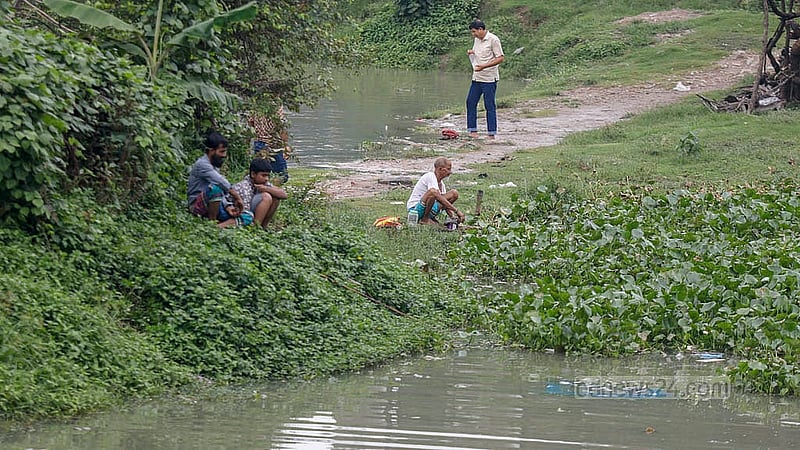 বর্ষায় তুরাগে নতুন পানির সঙ্গে মাছের দেখা মিলেছে। বড়শি দিয়ে মাছ ধরায় ব্যস্ত কয়েকজন