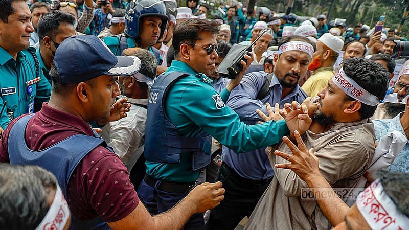 এমপিওভুক্ত শিক্ষকরা মঙ্গলবার সচিবালয় অভিমুখে যাত্রা করে শিক্ষা ভবনের সামনে বাধা পেয়ে পুলিশের সাথে বাকবিতণ্ডায় জড়ান একজন