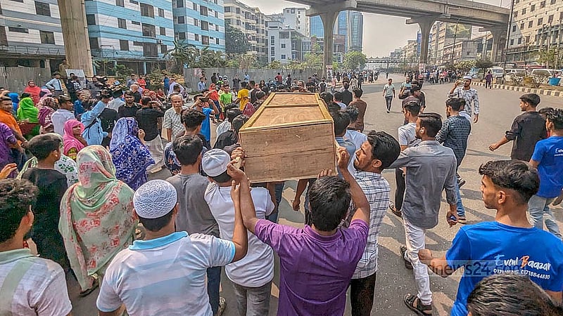 বনানীর চেয়ারম্যান বাড়ি ইউটার্নে সোমবার সড়ক দুর্ঘটনায় নিহত নারী পোশাক শ্রমিক মরদেহ নিয়ে যাচ্ছেন সহকর্মীরা।