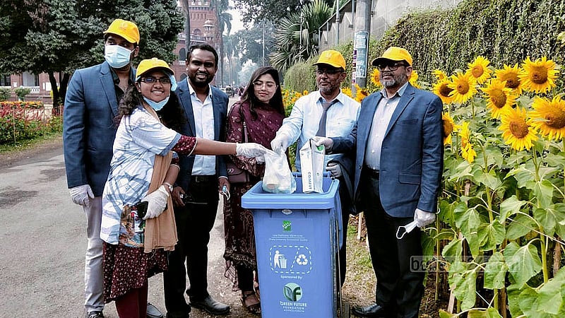 ‘তারুণ্যের উৎসব’ উপলক্ষে চলছে ‘ক্লিন ক্যাম্পেইন’; এর আওতায় ঢাকা বিশ্ববিদ্যালয়ের কার্জন হলের কাছে রাখা হয়েছে ডাস্টবিন।