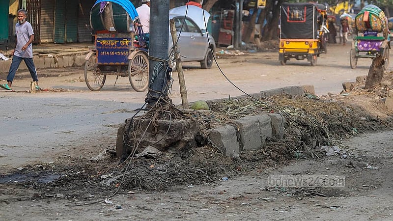 ধোলাইখাল সড়কের উপর অস্থায়ী পশুর হাট বসানোর কারণে ক্ষতিগ্রস্ত হয়েছে সড়ক বিভাজক। তাতে ঝুঁকিপর্ণ হয়ে পড়েছে বিদ্যুতের খুঁটি। একটু ঝড়-বৃষ্টিতেই উপড়ে পড়তে পারে এমন খুঁটি