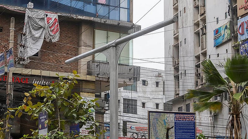 ঢাকার বাংলামোটরে ট্রাফিক সিগন্যাল বাতি লাগানোর কাজ চলছে