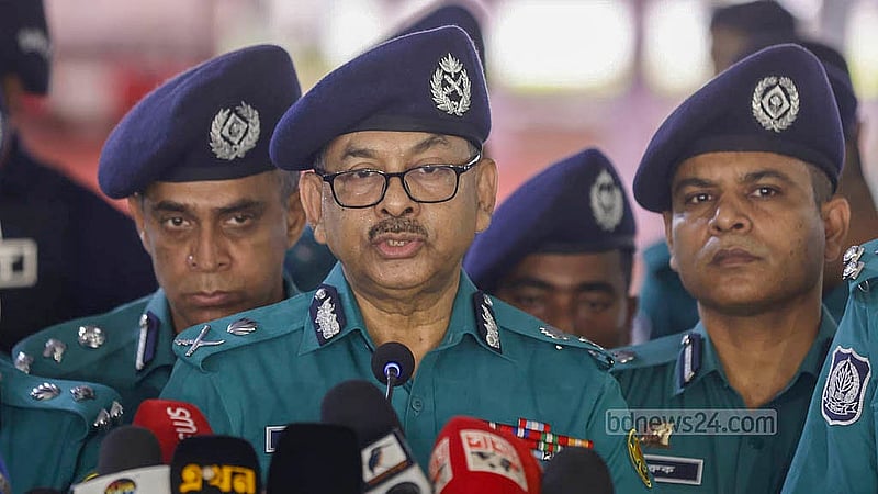 জাতীয় ঈদগাহ ময়দানের নিরাপত্তা ব্যবস্থা পরিদর্শন শেষে সাংবাদিকদের সঙ্গে কথা বলেন ডিএমপি কমিশনার শেখ মো. সাজ্জাত আলী।