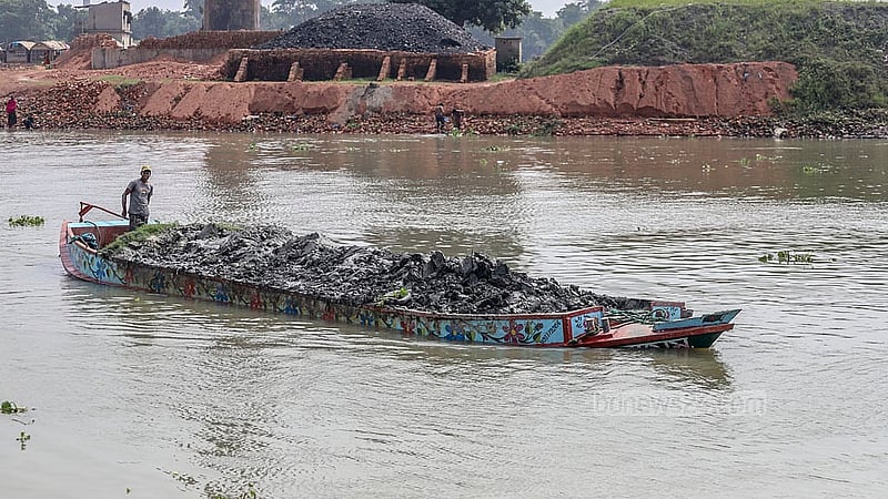 ইট তৈরির জন্য বিভিন্ন এলাকা থেকে মাটি সংগ্রহ করে কেরানীগঞ্জের জাজিরায় আনা হচ্ছে নৌপথে