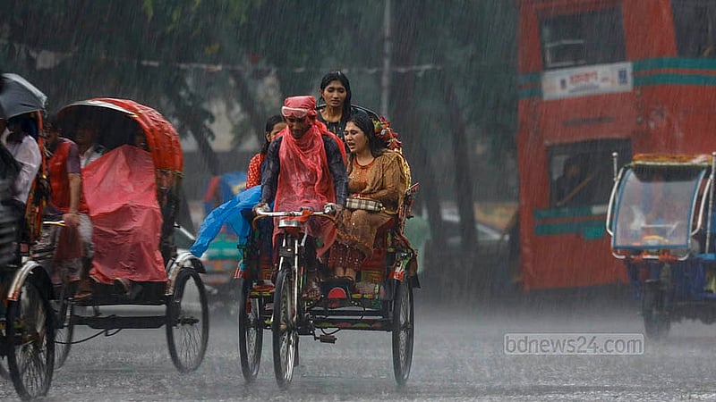 ঢাকা বিশ্ববিদ্যালয়ে এলাকায় বুধবার বিকালে বৃষ্টির মধ্যে ভিজে ভিজে এক রিকশায় চলছেন তিনজন