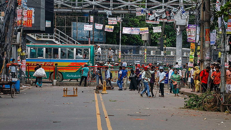 রাজধানীর সায়েন্স ল্যাবরেটরি এলাকায় মঙ্গলবার দুপুরে কোটা আন্দোলনকারীদের সঙ্গে ছাত্রলীগের সংঘর্ষের ঘটনা ঘটে