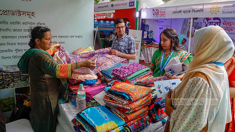 বাংলাদেশ ব্যাংকের উদ্যোগে বাংলা একাডেমি প্রাঙ্গণে বৃহস্পতিবার থেকে শুরু হয়েছে ‘ব্যাংকার-এসএমই নারী উদ্যোক্তা সমাবেশ, পণ্য প্রদর্শনী ও মেলা’