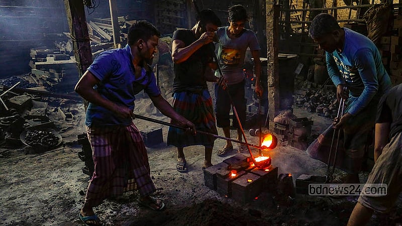 ডেমরার কোনাবাড়ি এলাকায় ঢালাই লোহার কারখানাগুলোয় বেশির ভাগ শ্রমিক কাজ করেন সুরক্ষা উপকরণ ছাড়াই
