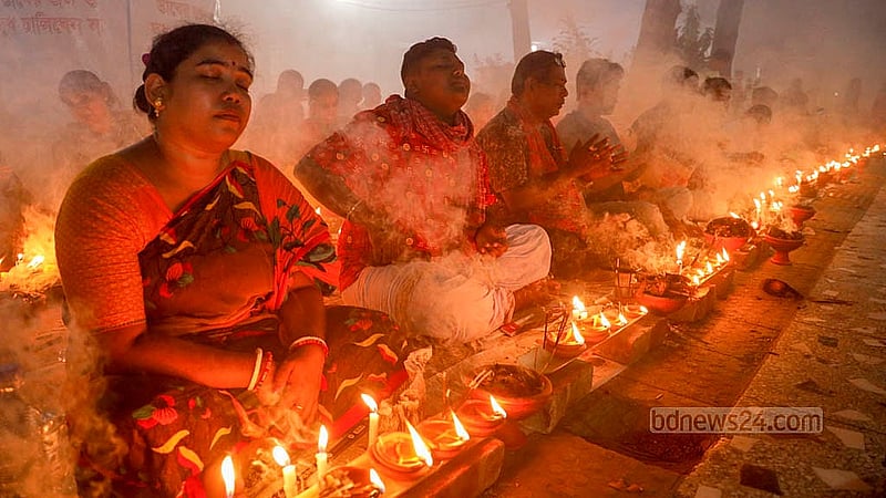 নারায়ণগঞ্জের বারদী লোকনাথ আশ্রমে মঙ্গলবার ‘রাখের উপবাস’ বা ‘কার্তিক ব্রত’ অনুষ্ঠানে প্রার্থনারত ভক্তরা