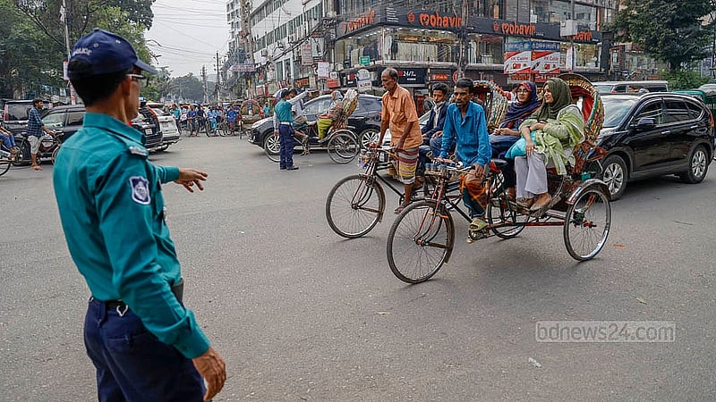 ঢাকার কাঁটাবন সিগন্যাল থেকে শাহবাগ মোড়ে কোনো রিকশা প্রবেশ করতে দেওয়া হচ্ছে না। সড়কে রিকশা আটকে দিচ্ছে ট্রাফিক পুলিশ