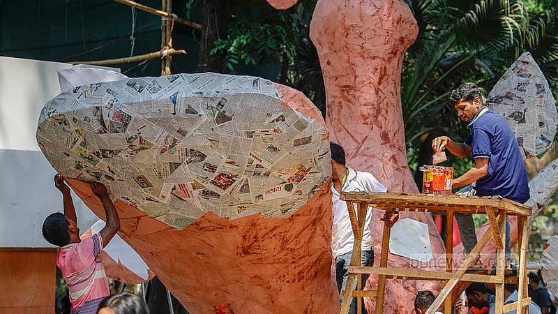 ঢাকা বিশ্ববিদ্যালয়ের চারুকলা অনুষদে রোববার আনন্দ শোভাযাত্রার পুতুলগুলো সাজানোর শেষ সময়ের কাজ চলছে