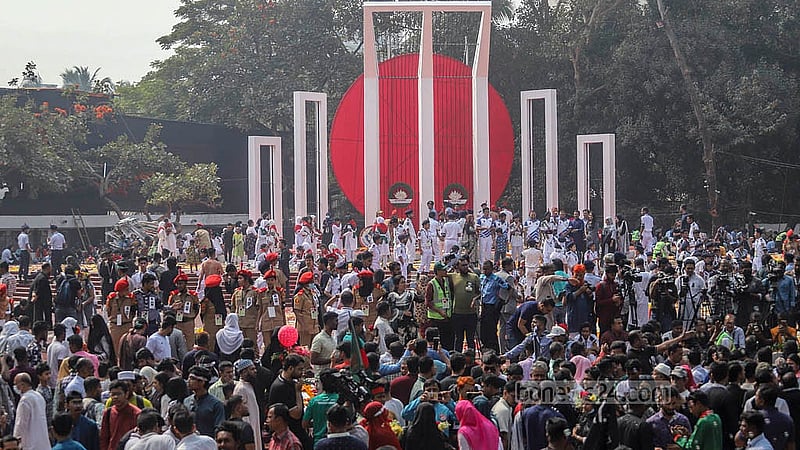 ভাষা শহীদদের শ্রদ্ধা জানাতে কেন্দ্রীয় শহীদ মিনারে নামে মানুষের ঢল