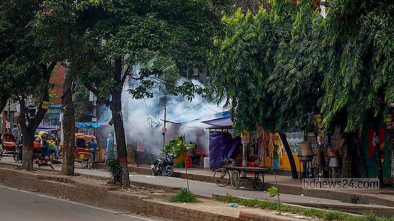 ঢাকা সিটি কলেজ ও ঢাকা কলেজের শিক্ষার্থীদের মধ্যে সংঘর্ষ থামাতে পুলিশ সাউন্ড গ্রেনেড ছোড়ে