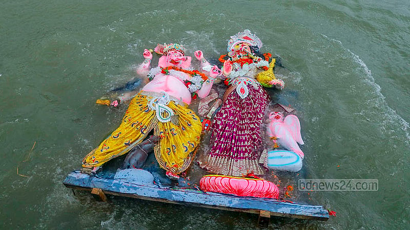 দশমী তিথিতে বৃহস্পতিবার ঢাকার ওয়াইজঘাটে বুড়িগঙ্গা নদীতে প্রতিমা বিসর্জন দিয়েছেন সনাতন ধর্মাবলম্বীরা