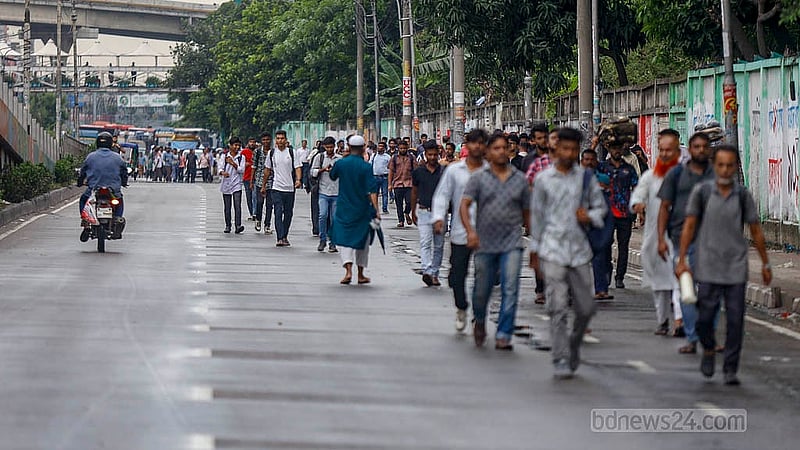 ঢাকার বনানীতে বিআরটিএ কার্যালয়ের সামনে সড়কের মধ্যে সিএনজিচালিত আটোরিকশা রেখে বিক্ষোভ করেন একদল অটোরিকশা চালক। ফলে অনেকে পায়ে হেঁটে গন্তব্যে রওনা হন