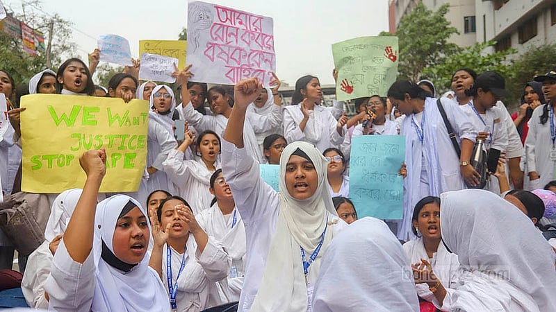 ধর্ষণের বিচারের দাবিতে মতিঝিল আইডিয়াল স্কুল অ্যান্ড কলেজের শিক্ষার্থীরা মঙ্গলবার সড়ক অবরোধ করেন। ধর্ষণের বিরুদ্ধে তারা বিভিন্ন স্লোগান দেন