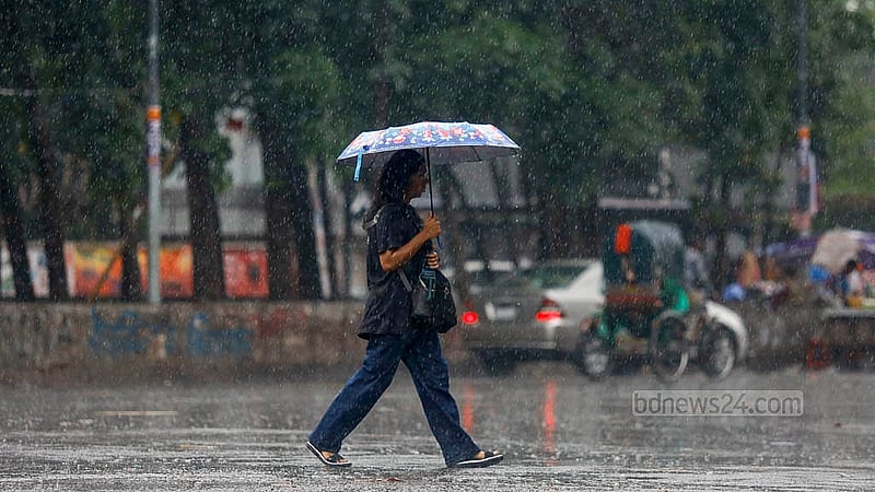 বৃষ্টি থামার লক্ষণ না থাকায় বৃহস্পতিবার দুপুরে ঢাকা বিশ্ববিদ্যালয় এলাকায় ছাতা মাথায় গন্তব্যে রওনা হন অনেকেই