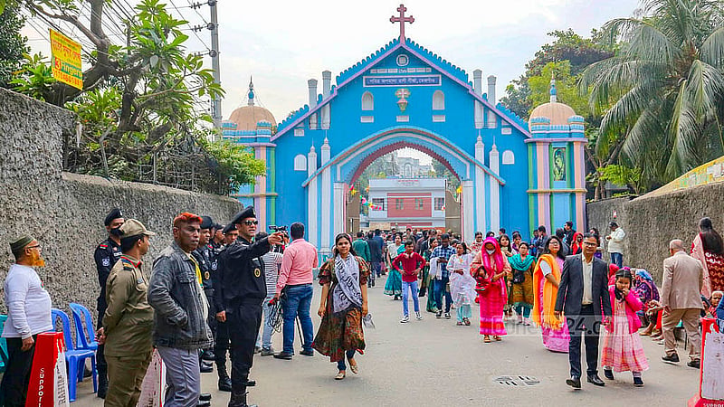 বড়দিনের সকালে বুধবার ঢাকার তেজগাঁওয়ের হলি রোজারি চার্চে খ্রিষ্টান ধর্মাবলম্বীরা।