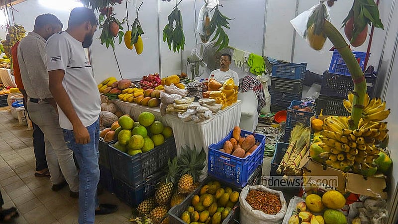 রাজধানীর বেইলি রোডে পার্বত্য কমপ্লেক্সে পাহাড়ি ফল মেলা ঘুরে দেখছে দর্শনার্থীরা