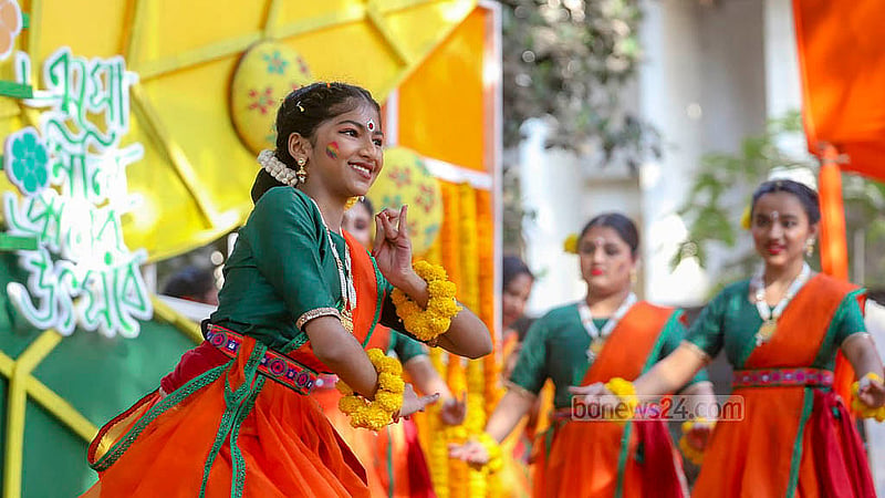 ঢাকা বিশ্ববিদ্যালয়ের চারুকলার বকুলতলায় শুক্রবার সকালে বসন্ত উৎসবে শিল্পীদের নৃত্য পরিবেশনা
