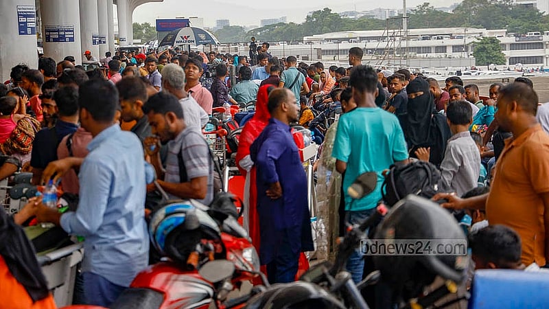 বাংলাদেশি নতুন কর্মীদের মালয়েশিয়া যাওয়ার সময় শেষ হচ্ছে শুক্রবার। কিন্তু বিমান বন্দরে ফ্লাইটের টিকেটের অপেক্ষায় কয়েকশ মানুষ