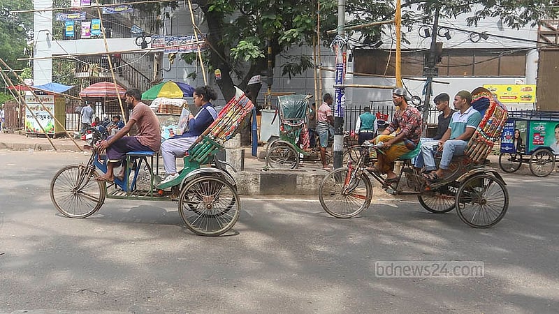 প্যাডেলের রিকশায় ইচ্ছামতো লাগানো হচ্ছে ব্যাটারি ও মোটর। ঢাকার অলিগলির পাশাপাশি সেগুলো প্রধান সড়কেও দ্রুতগতিতে ছুটছে