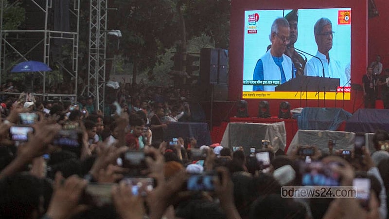 ‘জুলাই ঘোষণাপত্র’ ঘোষণার অনুষ্ঠান ঢাকার মানিক মিয়া অ্যাভিনিউয়ে লাগানো পর্দায় দেখছে মানুষ