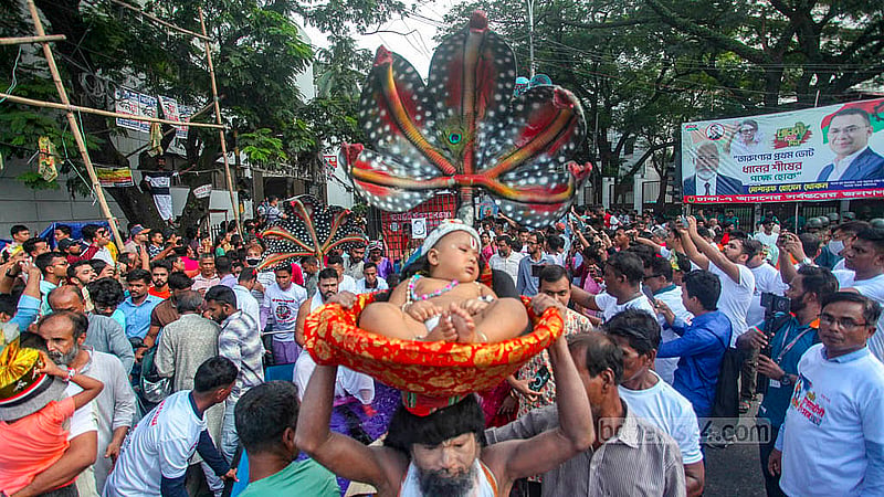 রাজধানীতে শনিবার জন্মাষ্টমীর শোভাযাত্রায় কৃষ্ণ সাজে এক শিশু
