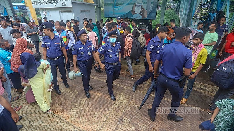ঈদযাত্রা নির্বিঘ্ন করতে ঢাকার সদরঘাট লঞ্চ টার্মিনালে বৃহস্পতিবার নজরদারি ছিল আইনশৃঙ্খলা বাহিনীর
