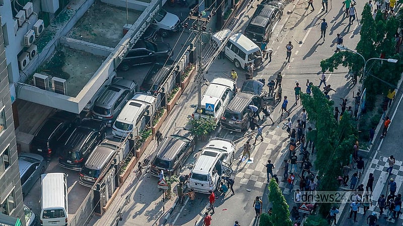 কোটাবিরোধী আন্দোলনকারীদের ‘শাটডাউন’ কর্মসূচির মধ্যে ঢাকার মহাখালীতে দুর্যোগ ব্যবস্থাপনা ভবনের নিচে পার্ক করে রাখা গাড়ি ভাঙচুর করে আন্দোলনকারীরা