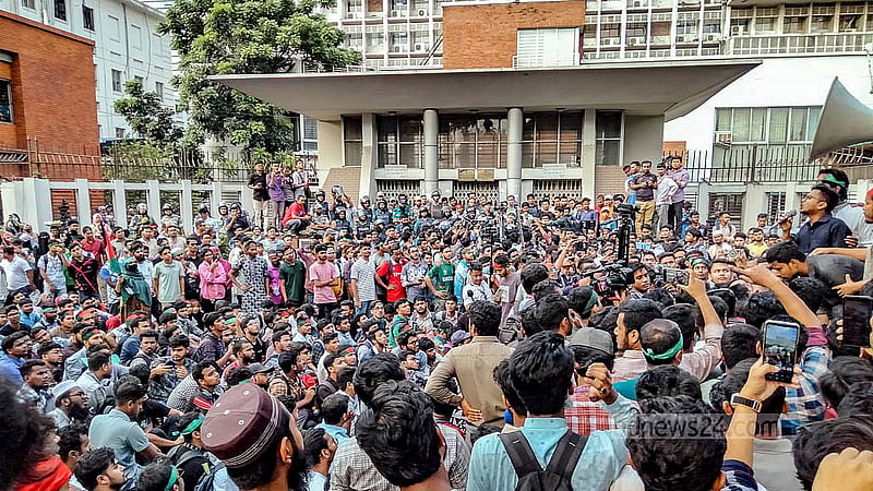 সচিবালয়ের প্রধান ফটকের সামনে অবস্থান নিয়ে ৫ দফা দাবি আদায়ে বিক্ষোভ করেন জগন্নাথ বিশ্ববিদ্যালয়ের শিক্ষার্থীরা।