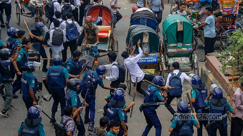 সিটি কলেজের শিক্ষার্থীরা সংঘর্ষের সময় ঢাকা কলেজের দিকে অগ্রসর হতে গেলে পুলিশ তাদের ছত্রভঙ্গ করে দেয়