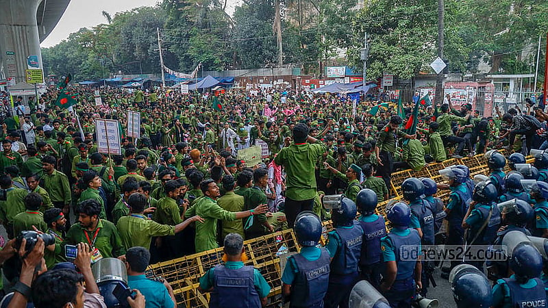 ডিপ্লোমা ইন নার্সিং ও মিডওয়াইফারি ডিগ্রি বাস্তবায়ন কমিটির ব্যানারে শিক্ষার্থীরা বুধবার দুপুরে শাহবাগ থানার সামনে অবস্থান নিয়ে সড়ক অবরোধ করেন