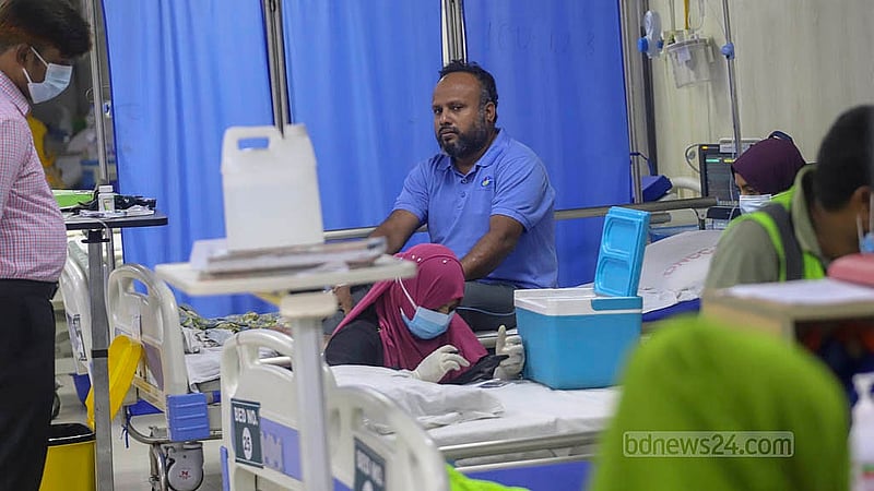 রাজধানীর মহাখালীর ডিএনসিসি ডেডিকেটেড কোভিড হাসপাতালের আইসিইউতে ভর্তি ডেঙ্গু রোগী