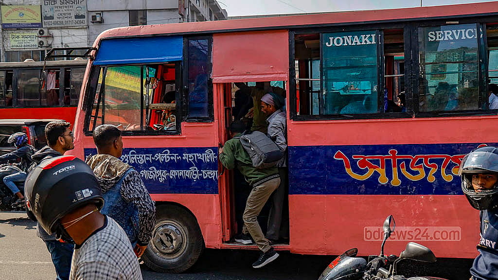 রাজধানীর বনানীর কাকলী মোড়ে যাত্রী ওঠানামার নির্দিষ্ট জায়গা থাকলেও তা মানছে না গোলাপী বাসগুলো। আগের মতই যেখানে সেখানে থামছে, চলতি পথে যাত্রী তুলছে