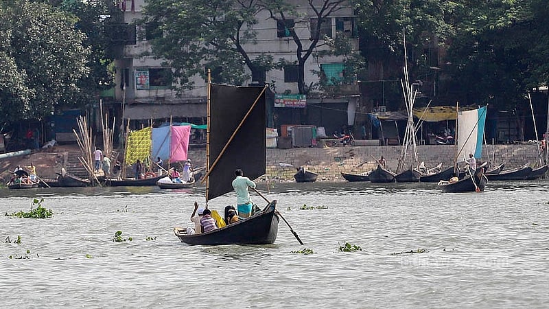 ঢাকায় বুড়িগঙ্গা নদীর মিল ব্যারাক ঘাট থেকে কেরানীগঞ্জের কোল্ডস্টোরেজ নৌকা ঘাটে মঙ্গলবার চলতে দেখা যায় পালতোলা নৌকা