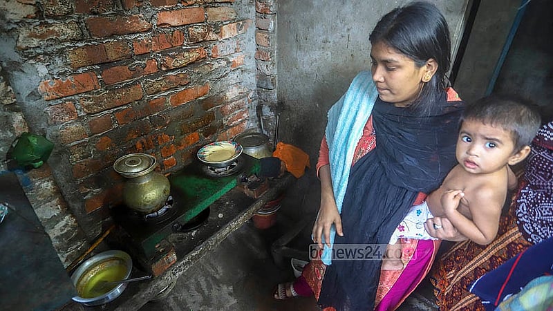 রাজধানীর কড়াইল বস্তিতে অবৈধ গ্যাস সংযোগে চলছে রান্নার কাজ। চুলাপ্রতি দিতে হয় মাসে ৬০০ থেকে ৭০০ টাকা। এরশাদ মাঠের পূর্ব পাশ থেকে তোলা ছবি